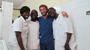 Albert Cabestany (con bata azul), junto a un grupo de enfermeros en Sierra Leona (2012)
