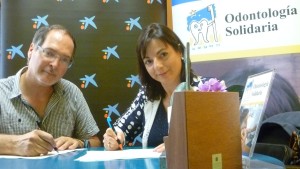Rafa Montaña y Anna Maria Asensio, en la firma del documento que establece la donación